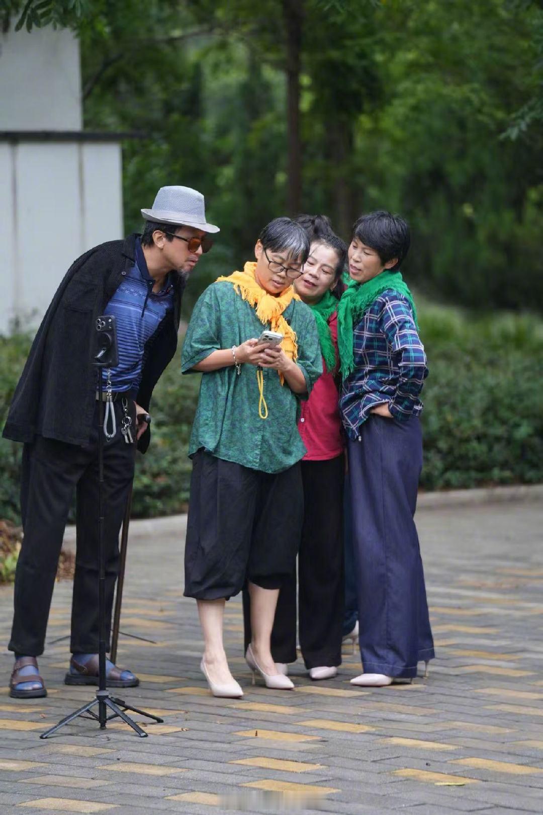 #差点没认出这是邓超#  #邓超乔装成大爷和大妈们一起跳舞# 谁懂啊，真的差点认不出！邓超国庆化身大爷混进广场舞队伍，跟着大妈一起跳舞，状态放飞，跳嗨直接翻跟斗，现场大妈都被惊到，后面假胡子被发现才暴露身份。 ​