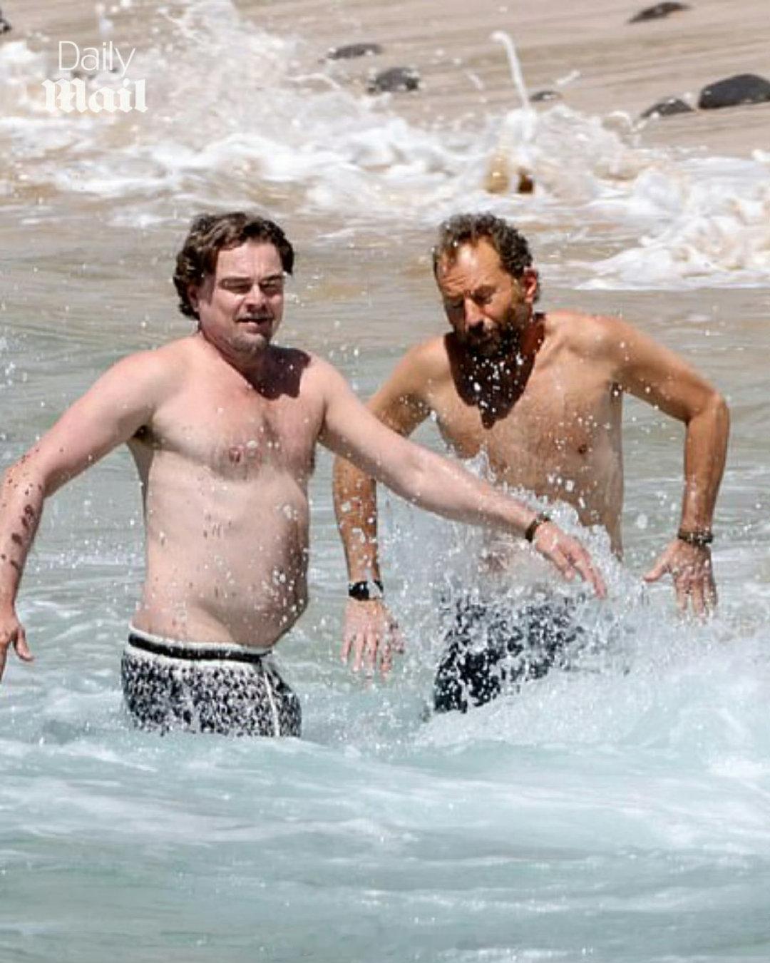 「小李子 Leonardo DiCaprio 和 Tobey Maguire 最新猪塑赤裸戏水图」在外网爆火

🐷 ​