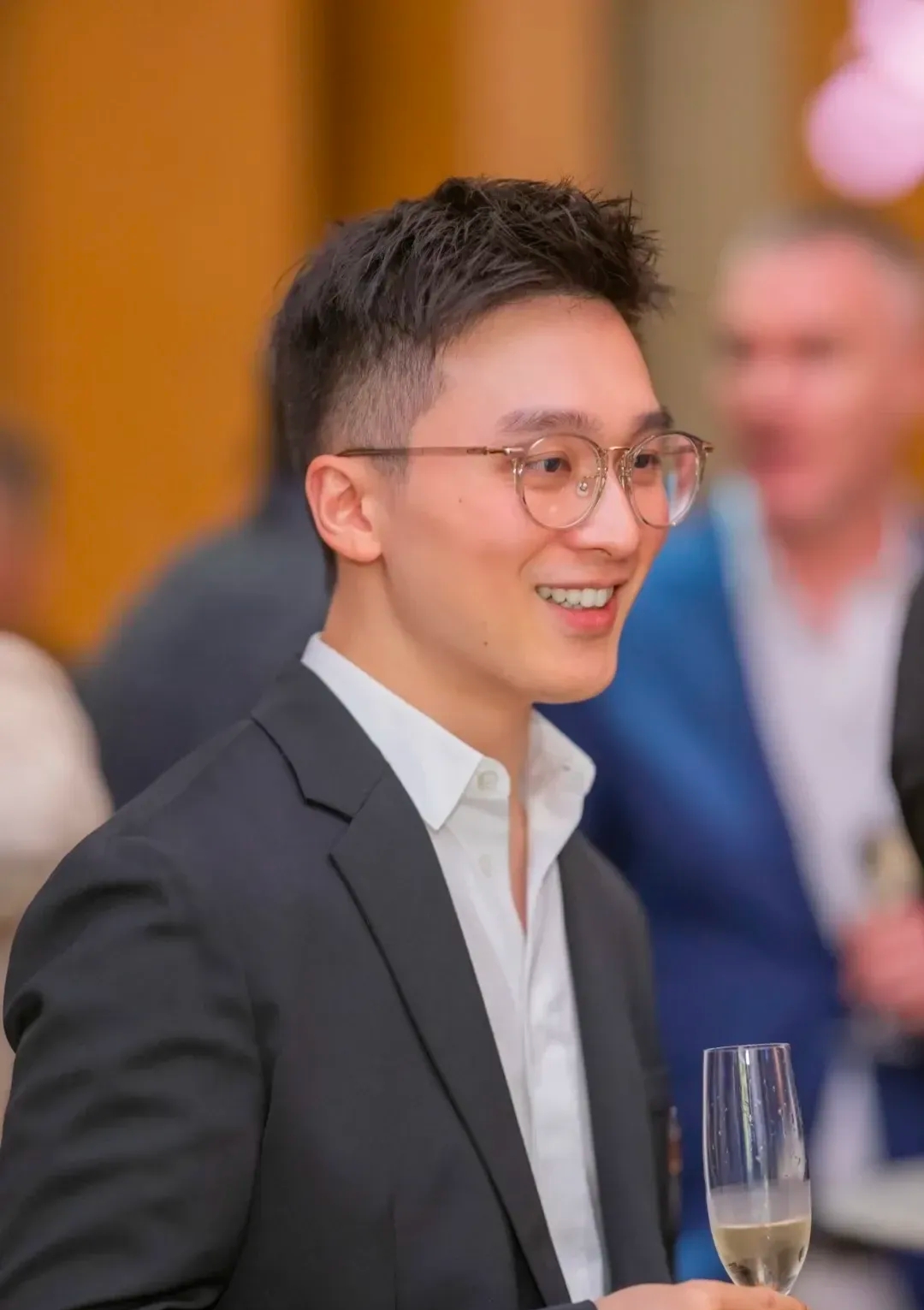 刘嘉玲带着刚拿下香港注册建筑师资格的侄子刘兆恩，出席傅厚民工作室成立25周年的行业晚宴，全程忙着把晚辈往建筑圈前辈跟前引荐，自己反倒退在旁边搭话衬场，完全没了红毯上的强势气场，活脱脱一个专心替孩子铺路的长辈。
 
说起来这场局的分量真不是普通名流饭局能比的。傅厚民本身是剑桥建筑系硕士出身，师从极简主