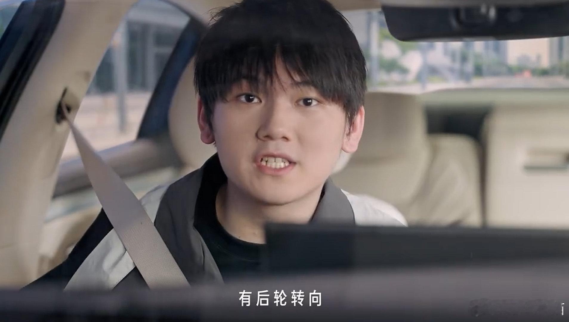 找冠军站台，海豹08是聪明的
关键是能送签名照啊
#JackeyLove的出行神装##比亚迪海豹08##2026LPL##2026成都车展##海豹08# ​