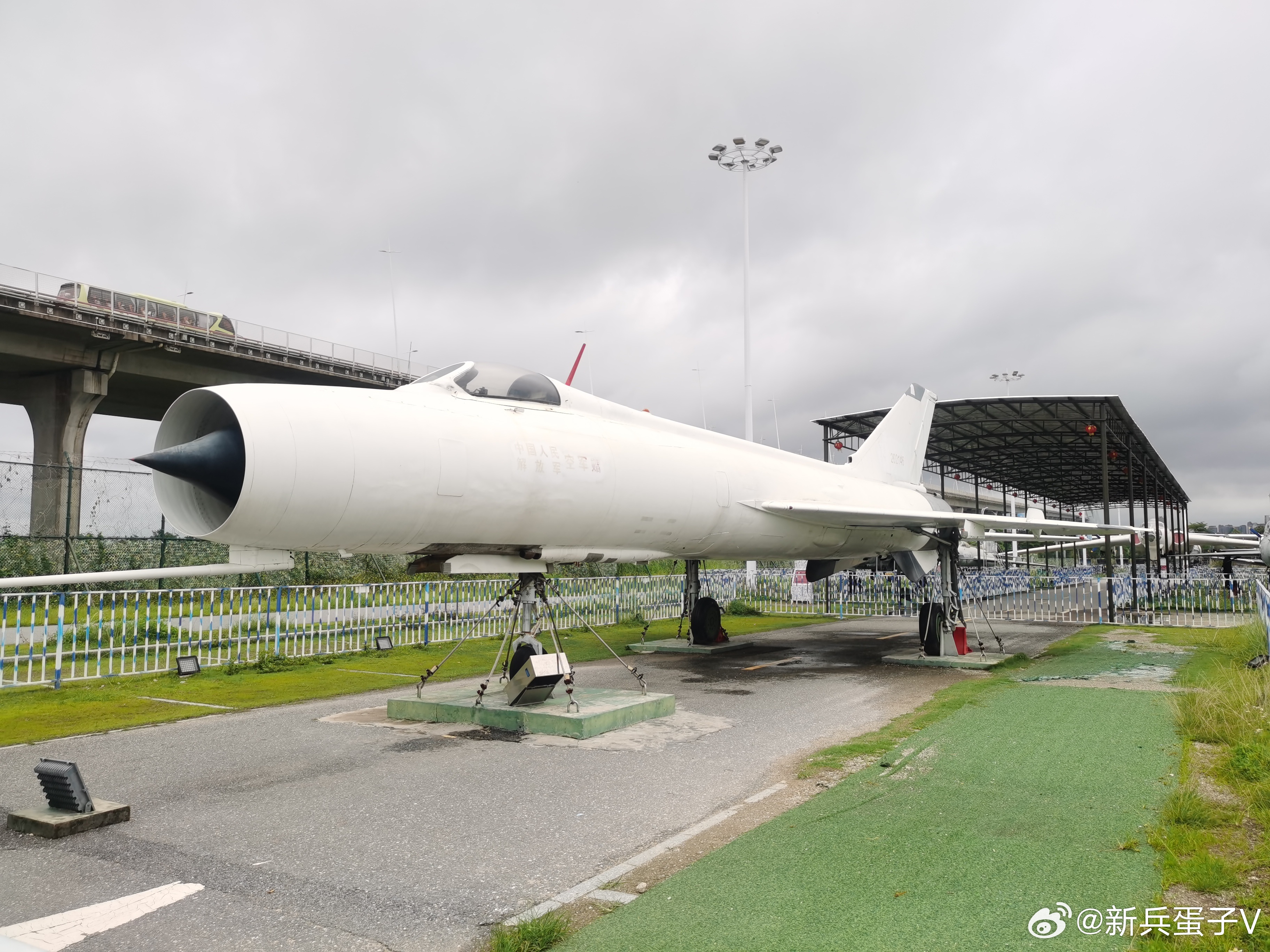 歼-8（北约代号：Finback/长须鲸，昵称“空中美男子”），是中国...