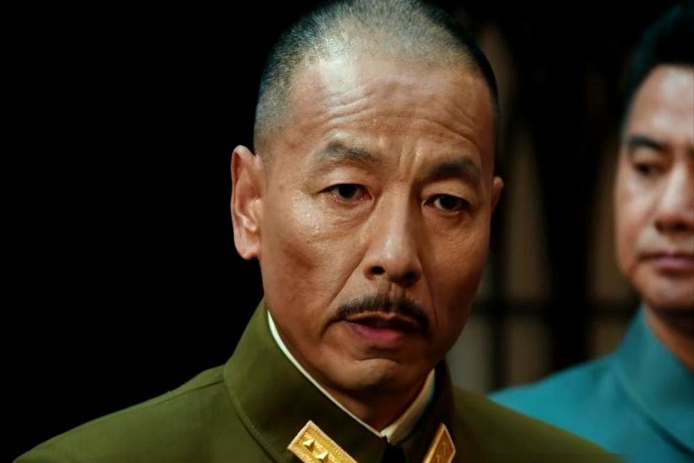 打了一辈子鬼子，转头演了蒋介石。央八新剧刚播，观众遥控器差点掉地上。

那个常年端机枪扫射的铁血硬汉王挺，这回剃了光头，蹙起眉头端起了架子。弹幕瞬间炸锅，这不是连长吗，怎么跑去对面了。

新剧征途这选角够绝。熟脸能留客，但刻板印象太深。大伙脑子里全是他拼刺刀的画面，看他拍桌子发火，总觉得下一秒他要掏