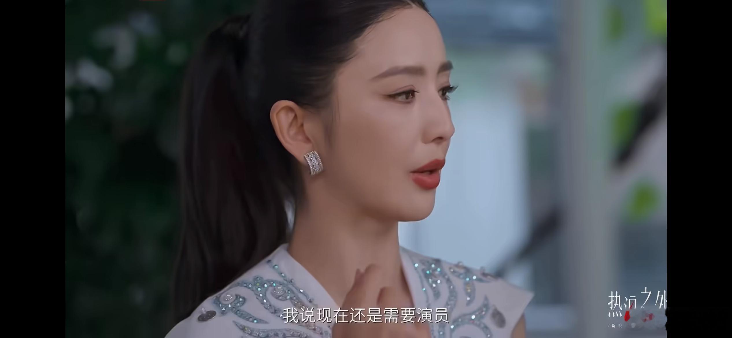 佟丽娅30年的发小在北京开新疆餐厅，佟丽娅带着鲁豫打卡发小在北京经营的新疆特色餐厅，这家店承载着两人跨越三十年的深厚情谊，也藏着佟丽娅刚来北漂打拼的青春回忆。

这家充满西域风情的新疆菜馆，招牌菜有烤包子、大盘鸡、辣皮子拌面。餐桌上摆满地道家乡美食，佟丽娅和发小闲谈过往。佟丽娅回忆， ​
