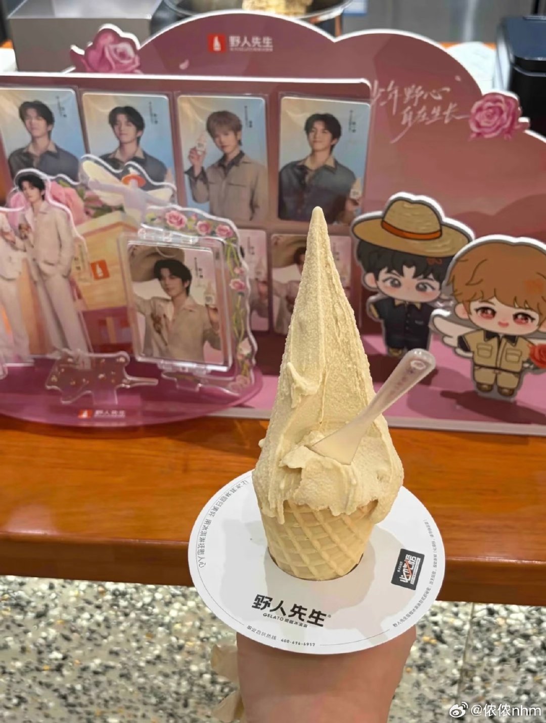 #野人先生回应罗永浩说难吃#
我想问野人先生是什么🤔[思考]
罗永浩发文吐槽野人先生冰淇淋口味一般，结合定价堪称难吃，称不如钟薛高，话题冲上热搜。截至目前野人先生暂未公开正式回应，网友围绕产品味道、高昂定价展开激烈讨论。
原来是雪糕🍧🍦
为什么要用一个类似小船的盒子装呢，我不喜欢 ​