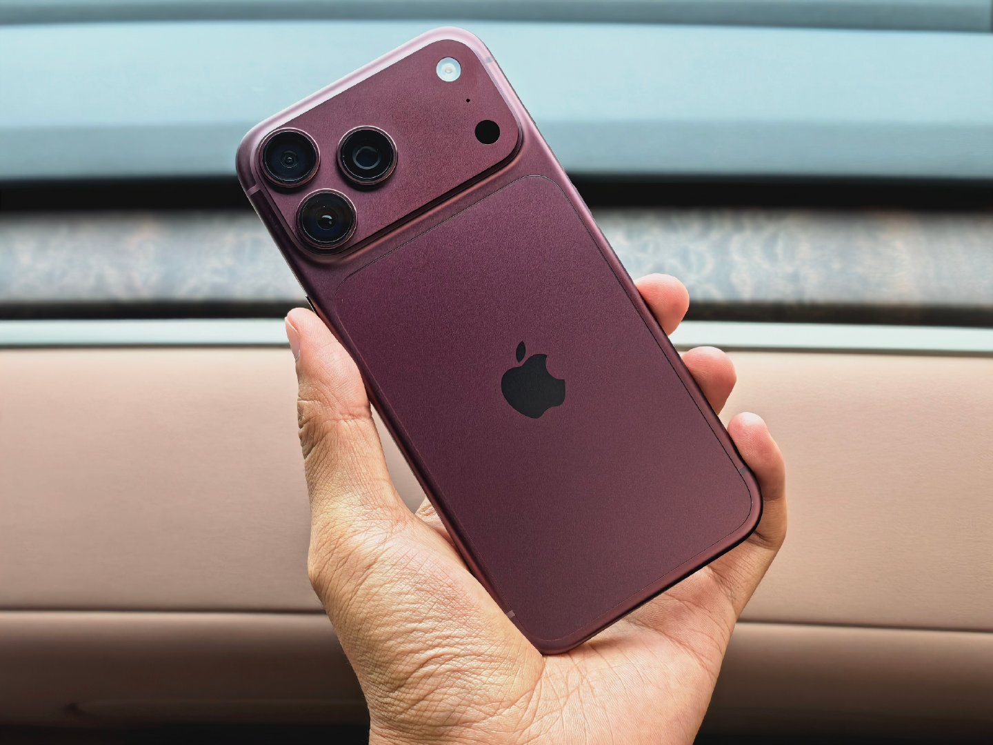 #iPhone18Pro黄牛一天一个价#应该已经破发了？我原价买了一台勃艮第红，有一说一挺好看的，就是很容易打油，手上稍微有点油，一摸就很难擦！[允悲] ​