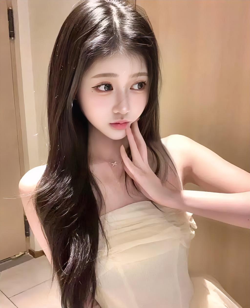 沉静的午后，阳光慵懒地洒下，一位温柔甜美的少女浅笑轻抚脸颊，那画面简直...