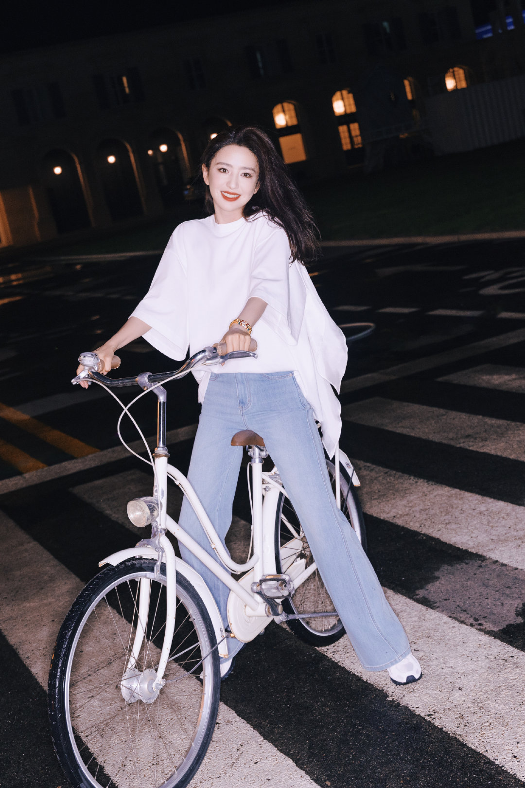#佟丽娅[超话]#[好事甜圆]#你好佟丽娅# 

🌕 月亮圆圆，笑容甜甜
🚲 骑过晚风，快乐加倍
#中秋小圆满# ​