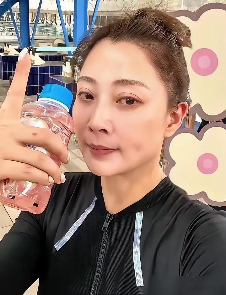 殷桃在《花少8》里忙前忙后分房做饭，结果全网都说她没存在感。
​这事就挺邪门。她一个二姐，主动揽活、猜拳平争议、素颜爬山被路拍刷屏，热搜没少上。可你让路人说个她的名场面，张嘴就卡壳。
​反观吴君如，光追了三年才来就够聊三天。林依晨递杯水都有人写小作文夸暖心。周冬雨更狠，人还没到争议 ​