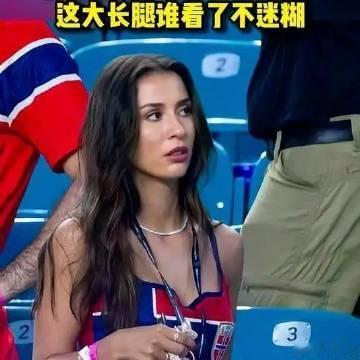 《【🔥百度热搜】哈兰德女朋友穿高跟鞋颠球！这大长腿谁看了不迷糊！》播...