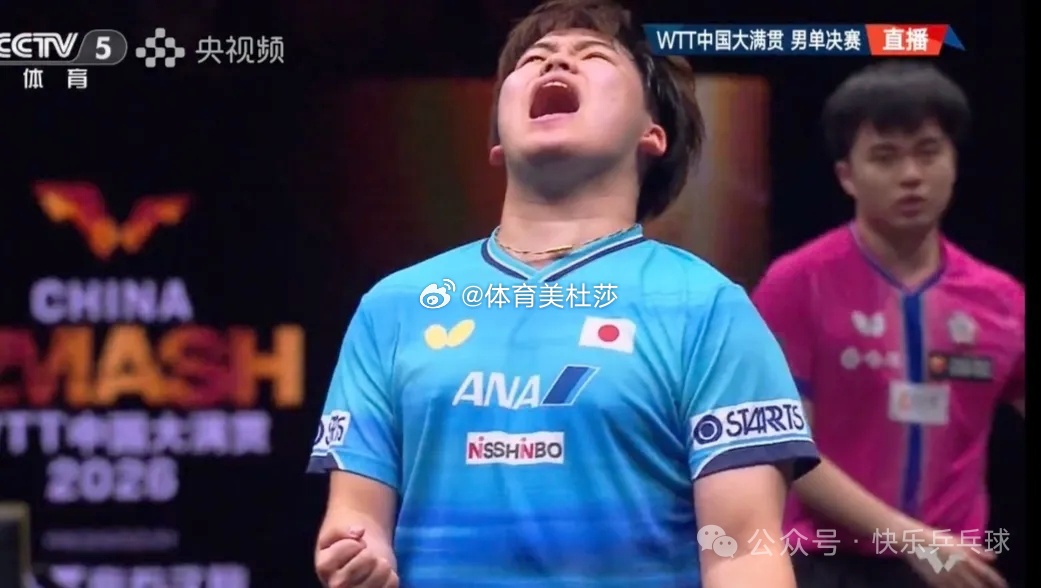 #松岛辉空闪光灯事件真相大白#松岛辉空就闪光灯干扰事件表示：不管是以往赛事，还是这一次的比赛，闪光灯干扰已经出现很多次。我认为今后必须由WTT以及各协会出面就此提出抗议。

乒乓球男单世界排名第一的松岛辉空，于12日结束在中国举办的WTT中国大满贯赛事，携冠军回到羽田机场。继7月美国大满贯之 ​