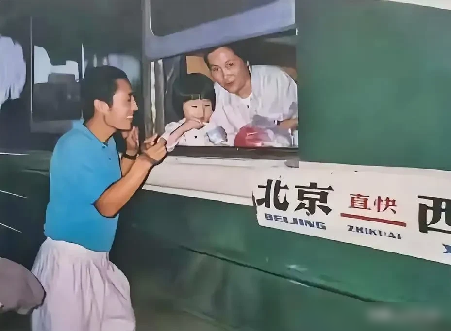 刚爆的假瓜！造谣张艺谋送完妻女约会巩俐？
张艺谋和巩俐1995年就公开分手了，距今已经31年。
当年好聚好散，核心分歧是巩俐想结婚，张艺谋对再婚有抵触，没什么扯不清的牵扯。
之后两人分手多年还坦荡合作过《满城尽带黄金甲》，一直是公开的工作关系，不过是有人翻出老图编瞎话蹭流量。
为了那点可怜的
