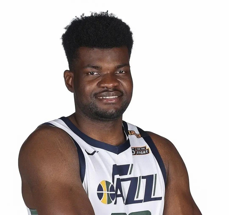 徐杰刚拿全明星MVP，接下来4场比赛有3场得0分。广东没给他找一个“懂他的外援”，签了一个2米11的中锋和一个36岁的老后卫。
这事放在一起看，比任何战术板都直白。
数据不说谎
2024-25赛季，徐杰出战46场常规赛全勤，场均15.8分4.2篮板7.5助攻1.4抢断，投篮命中率44.5%，入选最佳