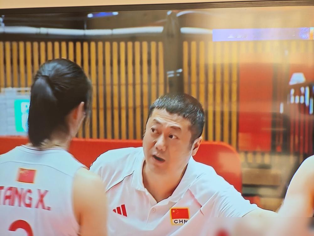 24脚射门进1个，被乌兹别克斯坦逼平。女足主帅米利西奇赛后只回了四个字：令人沮丧。
更狠的是，他首发一口气换了8个人，王霜直接摁在替补席。上半场踢得像临时组队，第41分钟角球防守漏人先丢一个。
下半场急了，同时换上王霜、陈巧珠、李晴潼。王霜上场就策动进球，两分钟后一脚远射砸横梁。
全场压着打，
