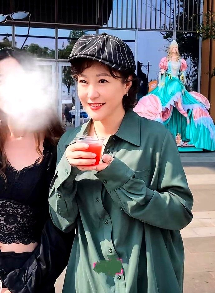 郝蕾这次在乌镇戏剧节一露面，真让人没认出来。

通体一身卡其色衬衣配长裤，衣服版型宽松，反倒把整个人衬得极苗条。头上扣一顶条纹圆帽，短发利落，眼妆精致，红唇提气，整张脸白到发光。

四十多岁能穿出这种复古潇洒劲儿，内娱真没几个。

很多女星总被嘲硬凹少女感，但她这身打扮走在乌镇，就是纯粹的松弛和耐看