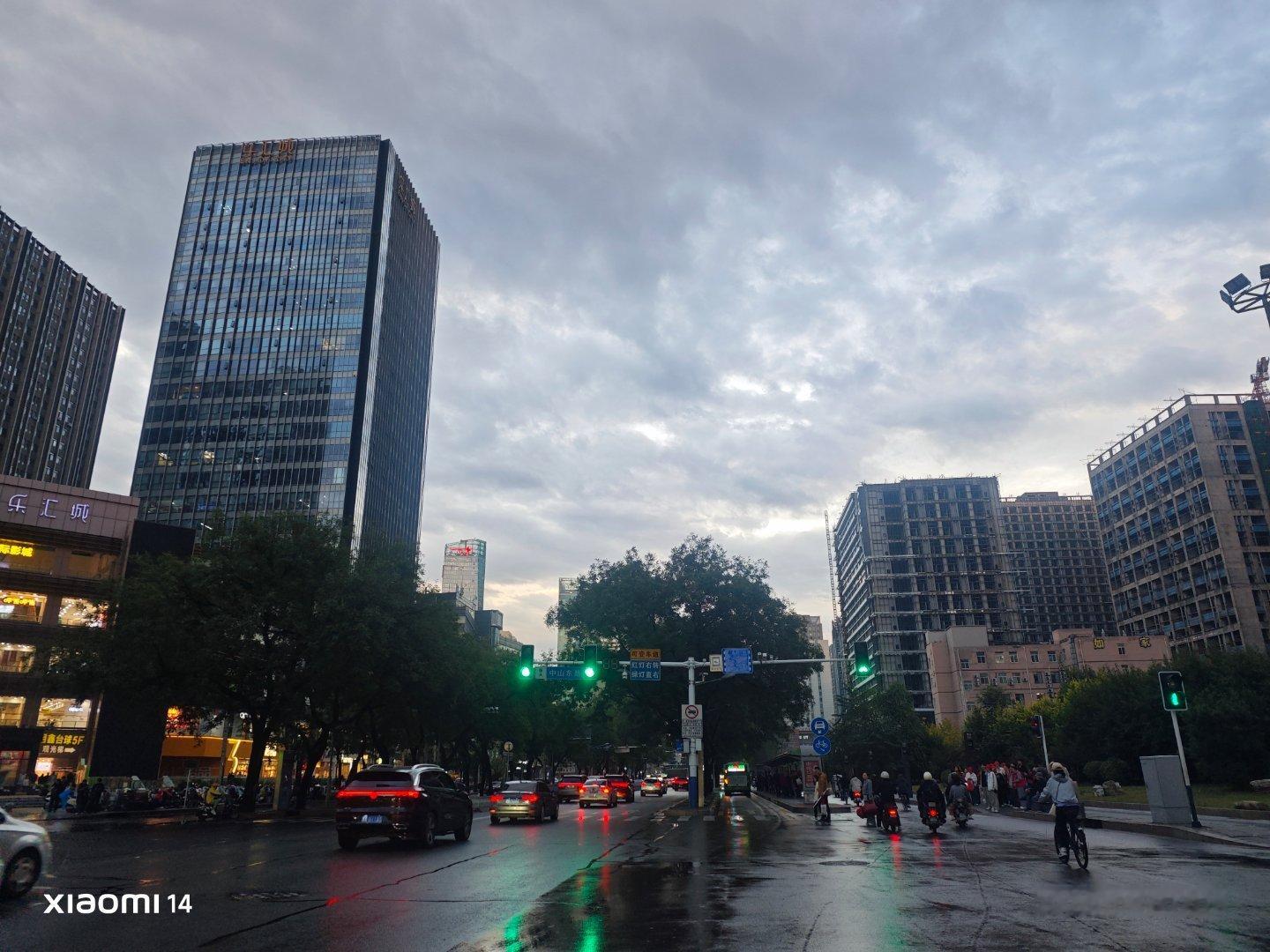 唯一雷打不动的习惯
就是间歇性想早睡，
持续性在熬夜 ​​​

#郭麒麟 蒋依依#  ​
