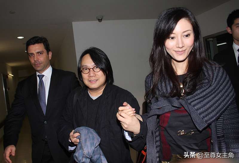 李嘉欣在何超琼面前碎成渣，何超琼看不上的男人李嘉欣当成个大包。
当年李嘉欣18岁拿港姐头衔，顶着全港最靓的名头直接开启持靓行凶模式，甩了倪震，跟黎明传绯闻，转头就盯上大自己19岁的刘銮雄，图的就是对方百亿身家堆出来的豪横宠爱。跟着刘銮雄那些年，她直接从铁皮屋搬进两千尺的大豪宅，名牌包堆得满柜子，还敢