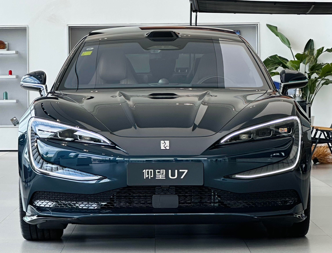 试驾仰望U7 EV：动力深不见底，底盘却把分寸感拿捏住了
在4S店约了一次仰望U7 EV的试驾，路线涵盖市区拥堵路段、城市快速路和一段多弯的郊区道路。体验的这台车配备四电机驱动、主动悬架和后轮转向，这次重点感受动力与操控。
起步阶段的电门调校让人放松，低速跟车时动力释放细腻，不会一窜一窜。快速路上深
