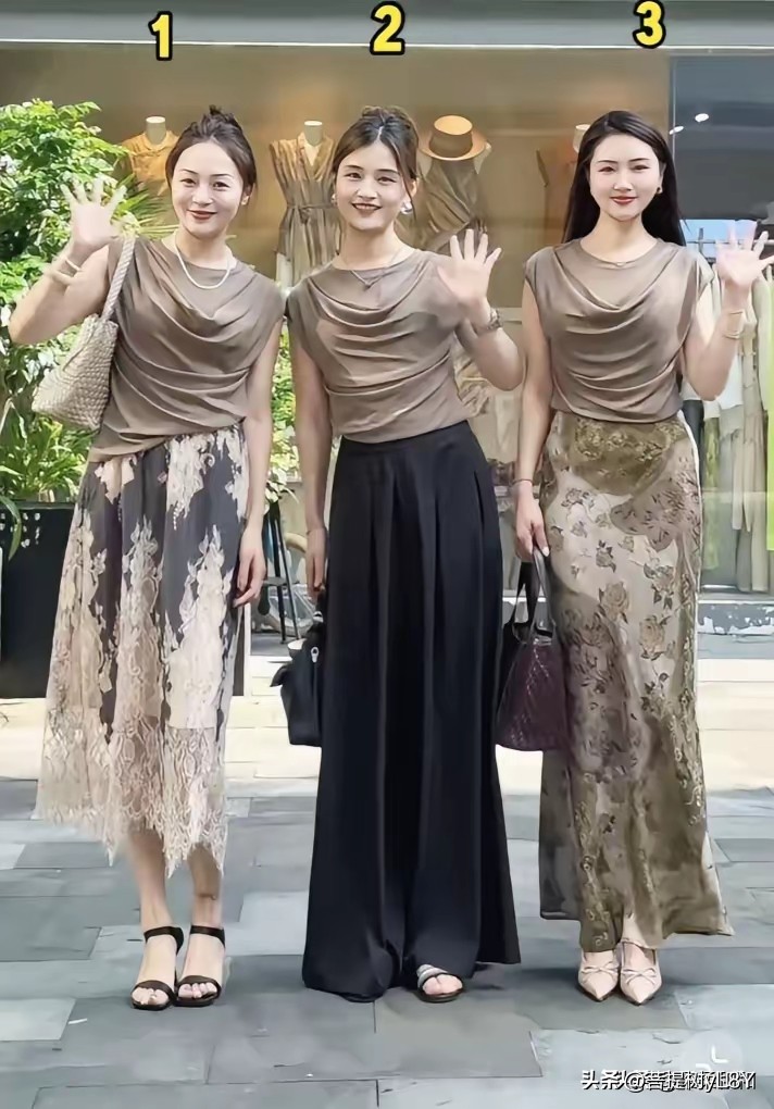 同学聚会，3个女同学撞衫了。  她们3个人的身材和颜值都差不多，但3个...