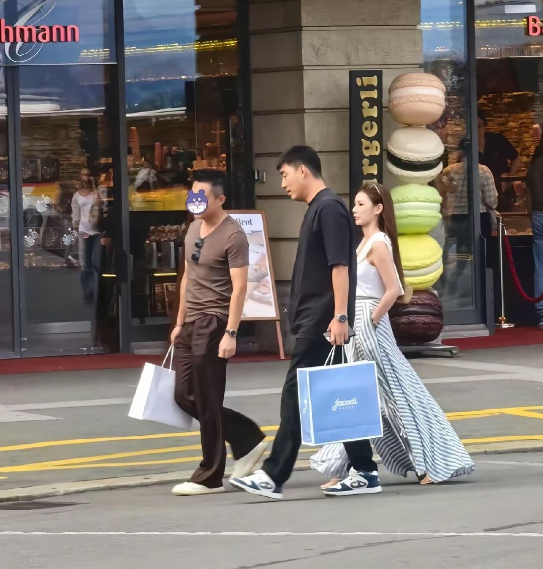 马筱梅两口子瑞士逛街，走路仪态好好。 ​
