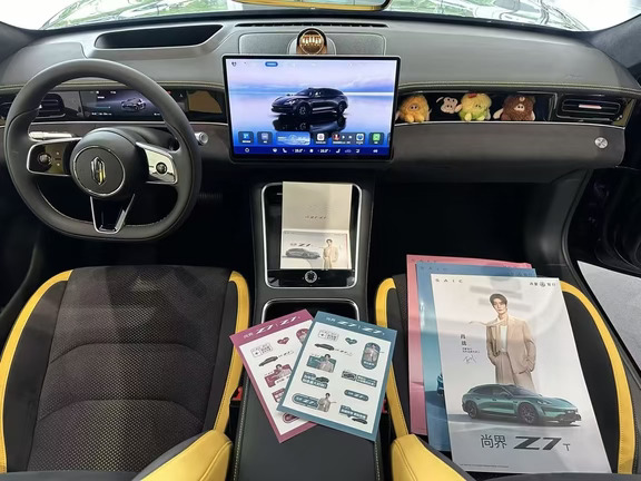 抽空到店试驾了尚界Z7，最让我惊喜的就是高阶智驾功能。早晚高峰堵车开启跟车，双脚终于可以放松下来，车辆启停、避让加塞处理得很柔和。鸿蒙座舱响应流畅，小艺语音随叫随到，车内隔音效果出色。销售讲解细致，试驾全程体验舒适，对于每天通勤的打工人来说真的很香。
#鸿蒙智行#鸿蒙智行服务#尚界Z7