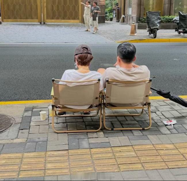 上海网友街头偶遇，拍到疑似马伊琍和一位圈外中年男士，搬折叠椅坐在路边喝咖啡。

两人穿搭非常居家：T恤短裤、人字拖，素颜，状态松弛；椅子挨得很近，低声聊天，没有牵手等亲密动作。

目击者确认：该男子不是之前绯闻对象吴昊宸，年龄和马伊琍相仿，成熟稳重，圈外人身份不明。

截至目前：马伊琍 ​