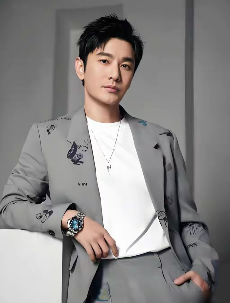 终于弄明白了，
为什么那么多人喜欢黄晓明了，
不是因为他长得帅，也不是因为他演技好，而是他对别人都很好！
看看娱乐圈，李亚鹏、黄子韬、热依扎，哪个遇到困难他没出手帮过？可这份仗义，却让他吃尽了苦头。
在一次深度访谈里，黄晓明罕见倒苦水，直言自己过去帮了太多白眼狼。
他举了个特别扎心的例子：