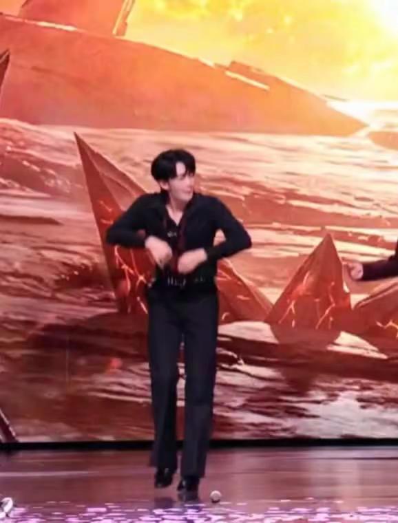 舞蹈大师王赫野 夯爆了下次演唱会，没有这个地板动作我不答应王赫野 披荆斩棘 @王赫野