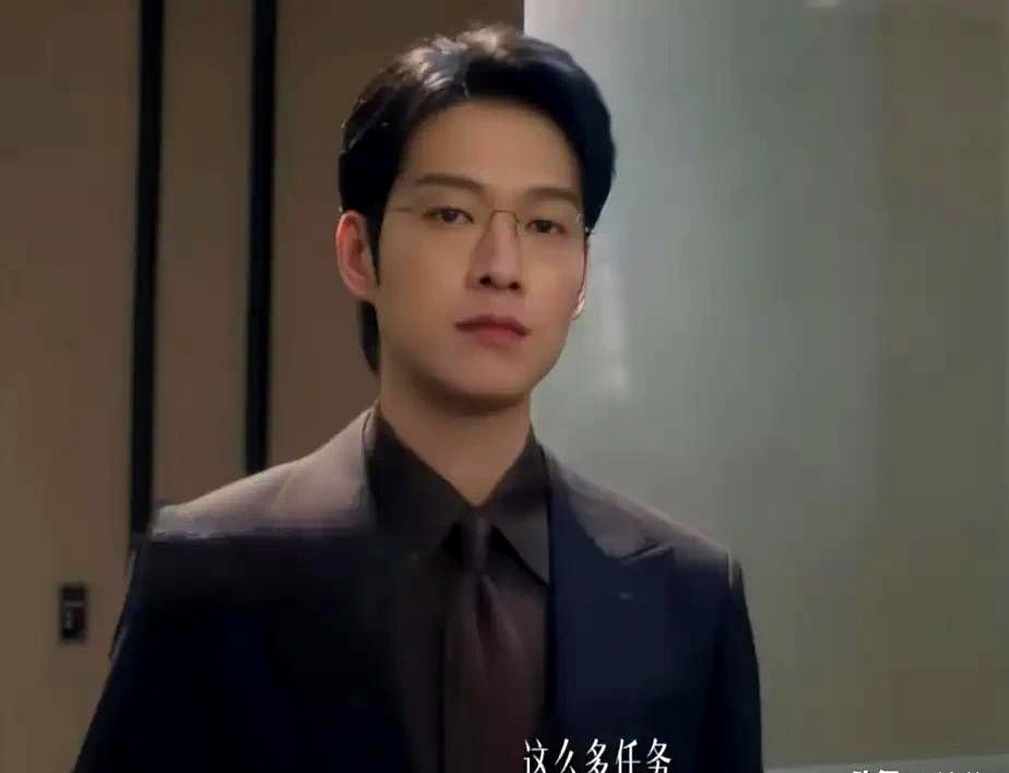 魏大勋新剧《无可替代》收官，全网观众不仅没为痴情男二哭坟，反而拍手叫绝
 

前三十多集一直演标准的深情备胎，发烧三十八度还在实验室帮女主熬夜补数据，送杯热可可表白只敢吐半句，窝囊得让人直叹气。结果大结局直接打破悲情套路，转头扎进死磕六年的芯片项目，硬生生带团队攻克了卡脖子技术
 

当他站在领奖台