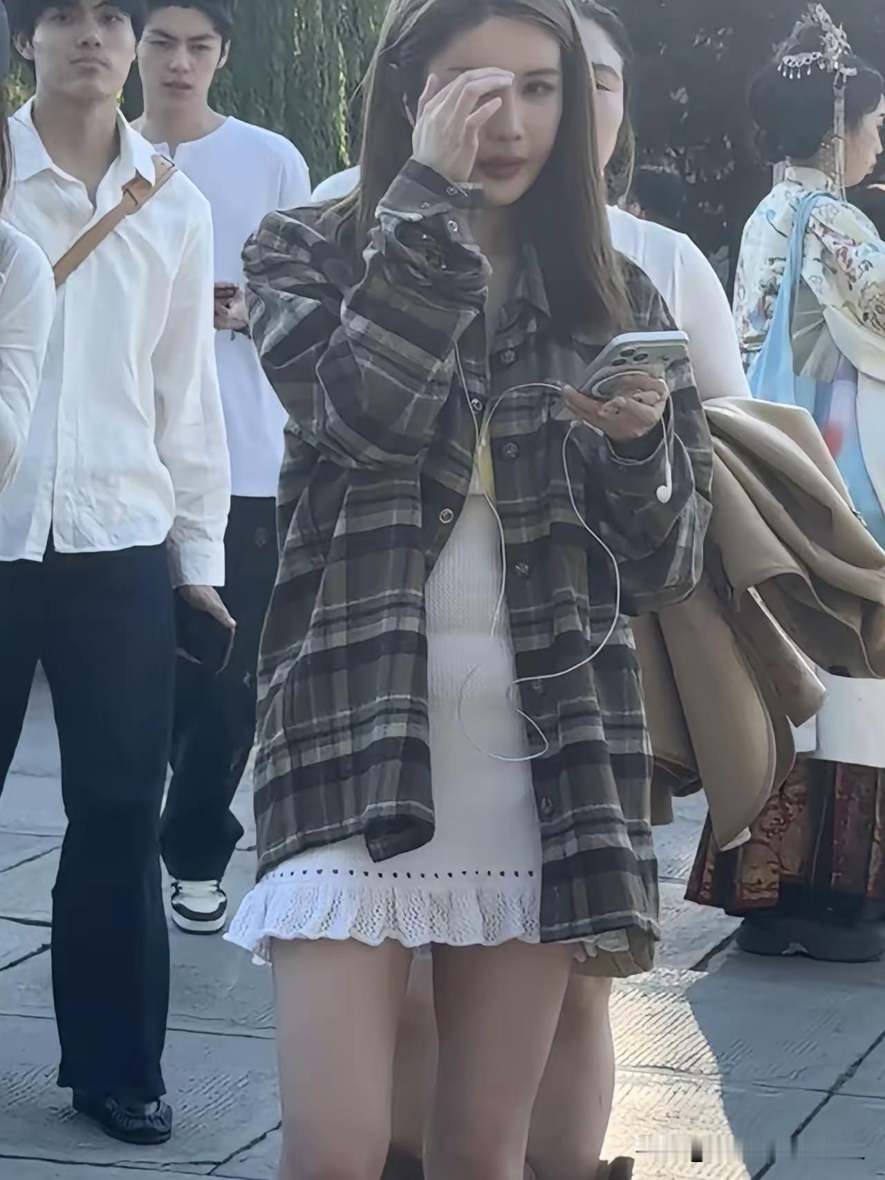 有网友在北京景区偶遇38岁初代网红韦雪出游，路人原相机镜头下，她的穿搭引发不少讨论。
 
镜头里的韦雪露出双腿，皮肤白皙透亮，面部状态保养得不错，完全看不出将近四十岁，抗老效果十分亮眼。不过她身形娇小，目测身高不足一米六，当日这身穿搭没能扬长避短，直接拉低身材比例，视觉上显得比例