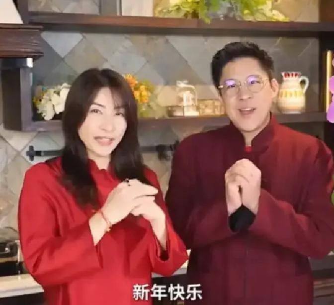主持人问霍启刚:“你是香港人，郭晶晶是河北人，那你家的饭菜平时都是各吃各的口味吗？”霍启刚摇摇头:“不是的，我们都是跟着郭晶晶吃河北菜。”
 
霍启刚说完，拿起水杯喝了一口。他想起昨晚的饭桌，孩子们把饺子皮扒拉开，光挑里头的肉馅吃。郭晶晶轻轻“啧”了一声，没说话，只把自己碗里的饺子皮夹起来吃了。