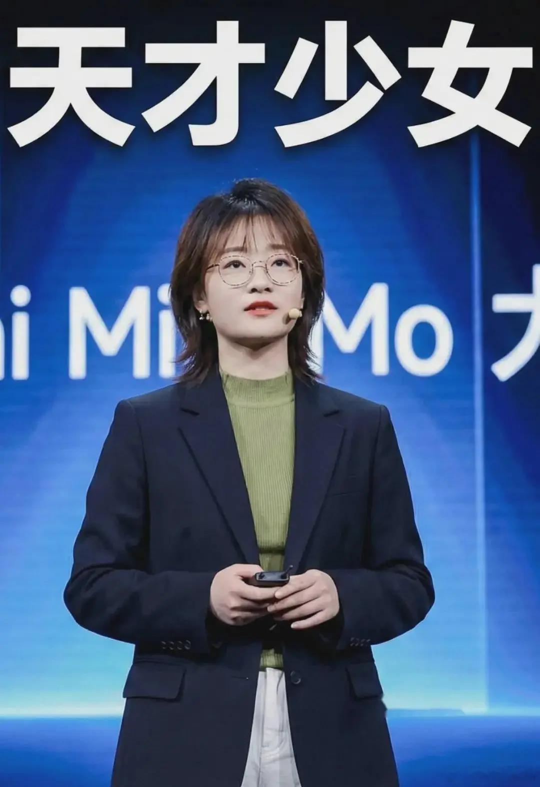 小米这波真挺猛。9月22号刚发完MiMo-V2.6开源模型，同天就把31岁的大模型负责人罗福莉晋升到22级——小米职级天花板了。

大白话说，这姑娘是真能打。她带的MiMo-V2.6-Pro在AA指数拿了46分，超过Kimi K3和GLM-5.3，成了开源权重模型里全球第一，比自家上代整整高了20分。

看来小米这是铁了心要在AI上 ​