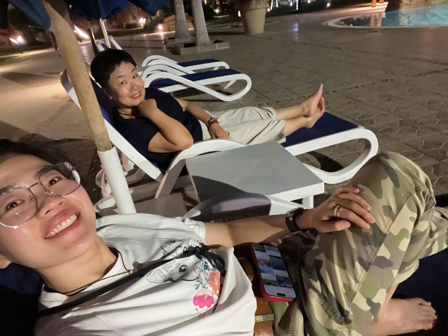 又见地中海，前往“地中海风格的新娘”城市—亚历山大，车开在狭窄的街道，人和车同时穿梭在路中间[微笑]。在凯特贝城堡公园遇到很多可爱的小猫咪🐱，它们喜欢与人互动、撒娇、卖萌。晚上在酒店泳池边遐想、放空自己，一天行程结束，一程山海，一段过往，亚历山大我开过啦！  ​