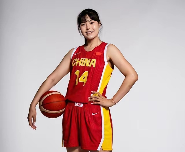 李月汝护照丢失，遗憾无缘女篮世界杯
 
女篮队员李月汝因为个人护照遗失，错过了本次世界杯的参赛资格，努力许久的备战，最后败给一件看似不起眼的小事，很多球迷心里都觉得可惜。
 
熟悉女篮的人都清楚，李月汝在内线能够给到球队很大的支撑，这次世界杯大家原本都很期待她上场的表现。护照补办需要一套完整的办理流