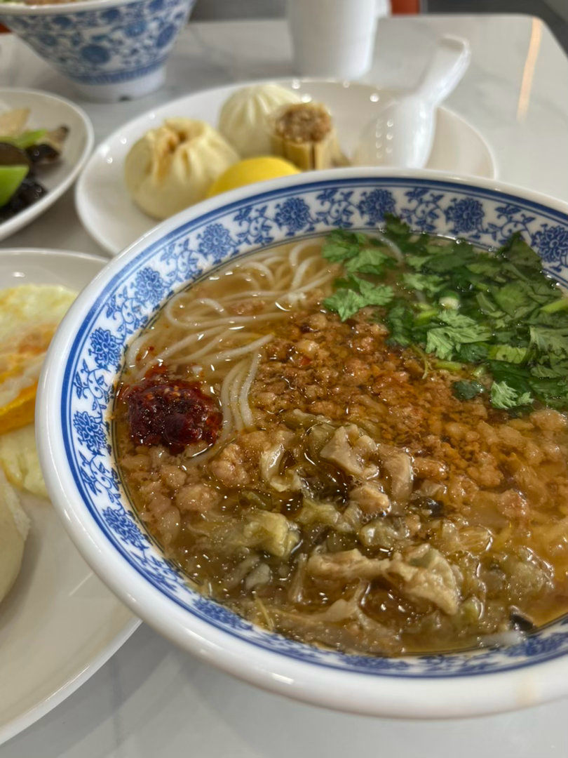 我爱各种米粉，肉酱米粉好吃😋
西昌当地的王记清香牛杂粉吃了，上桌的牛肉粉是没有任何味道的，包括盐，一桌子都是配料，自己DIY口味。
当地朋友说，这里是一个只有春天和冬天的城市。
农副特产项目第二棒：蓝宝石葡萄。
凉山雪也是喝到了，喝了青提味和芭乐味，都很好喝。当地朋友说还有一个奶叫唯 ​
