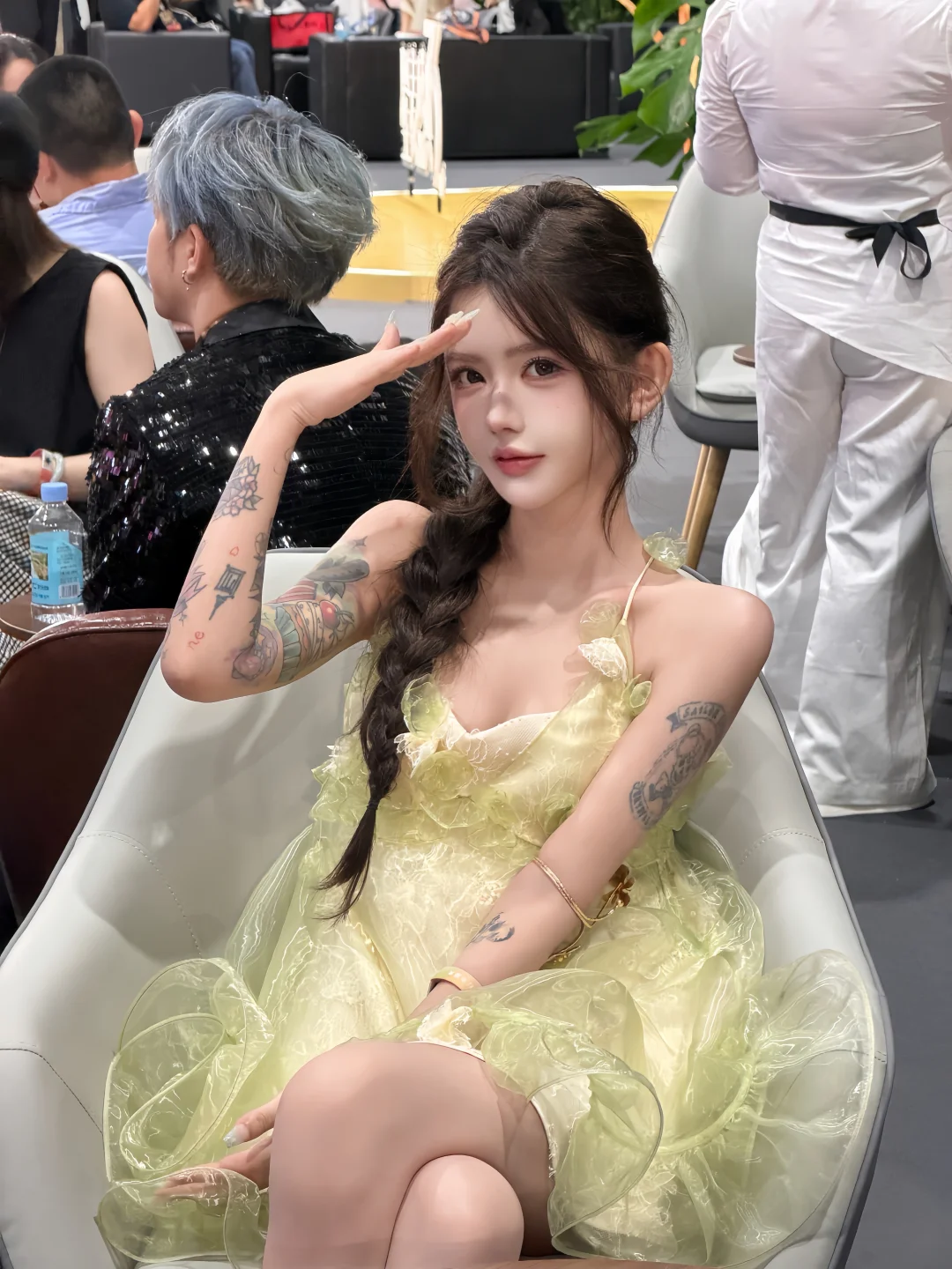你说我是个商品 没有你我就不可以 这些扭曲的真理 差点毁掉我的自信