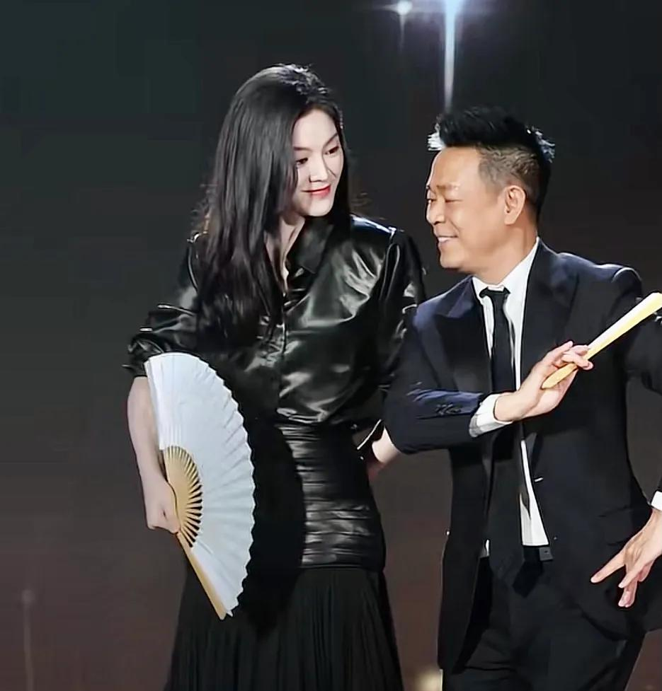 孙浩和陈丽君后台随手一互动，直接把“非科班”三个字按在地上摩擦！
本来只是上海盛典后台碰上了，陈丽君提议各自摆个pose，结果孙浩掏出折扇一开，那个身段那个眼神，陈丽君当场接住节奏开了扇掩半张脸，眼尾轻轻一挑——两人全程没彩排，就这么你来我往了一出。网友直接刷屏：“孙浩把陈丽君风头都压下去了。”要知