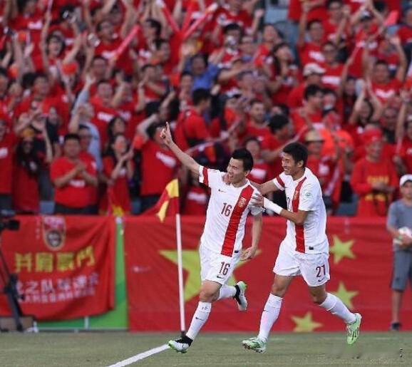 0比0！中国U23男足拼下头名，这次真不是“算分”算出来的！

9月23日，爱知·名古屋亚运会男足小组赛最后一轮，中国U23队0比0战平阿联酋，以1胜2平积5分的不败战绩，从“死亡之组”杀出重围，拿到小组第一，挺进八强！

说实话，赛前多少人捏着一把汗？打平就出线，这五个字对中国足球来说，曾经是多少