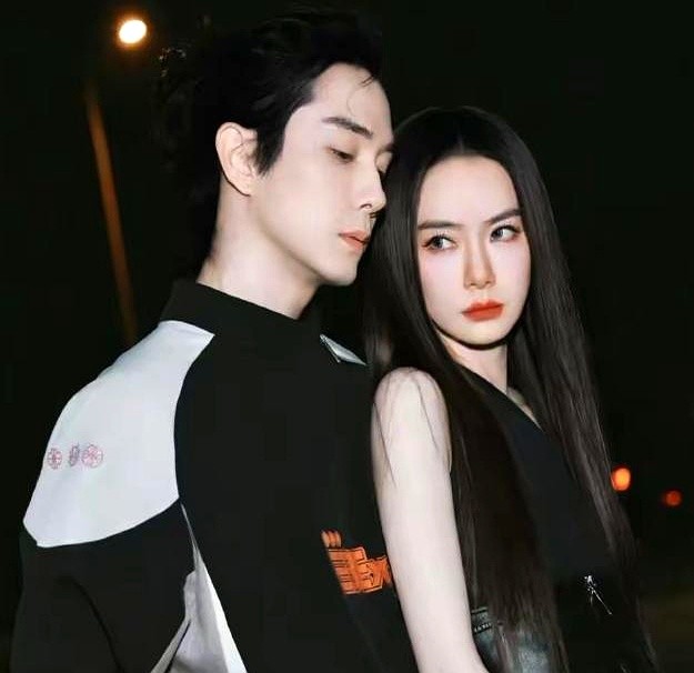 结婚快十年，老婆在家连件吊带都不敢穿，这日子还怎么过？

戚薇自己把这事抖了出来。只要她在屋里穿得稍微清凉点，李承铉那直勾勾的眼神就像要吃人，吓得她只能老老实实套上长袖。

一家人带娃出门，孩子在旁边乱窜，当爹的眼睛却像焊死在老婆身上。前阵子戚薇拖着三十斤重的礼服坐小推车进场，台下那个男人眼眶发红，