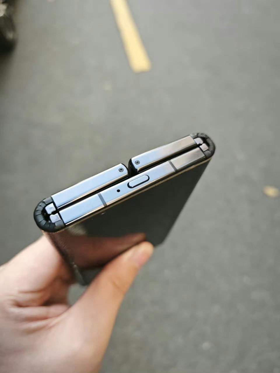 这是早年小米折叠手机的工程机。
网上很多人说小米喜欢摘桃，基本上都属于选择性失明[思考]
事实上，任何的产品都不可能突然出现，一切皆有迹可循[心]只不过有些人比较低调罢了～

#小米18fold# ​