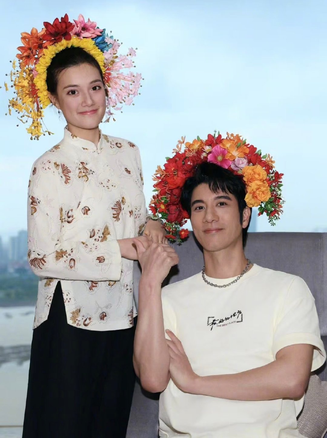 王力宏晒与侄女簪花合照，像双胞胎一样，这基因简直逆天了，不说谁能看出来一个49岁一个18岁！ ​