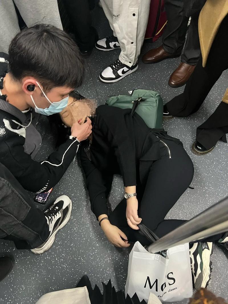 挤地铁的时候，旁边的阿姨突然晕倒了。车厢里的人立刻让出空间，有人掐人中有帮忙打120，还有人递糖果。我虽然吓得腿软，但也帮忙扶着阿姨的头。五分钟之后阿姨醒了，说是低血糖，吃了糖就好多了。到站后大家扶她下车，交给工作人员。那一刻觉得，虽然大城市冷漠的时候多，但关键时候人与人之间的善意 ​