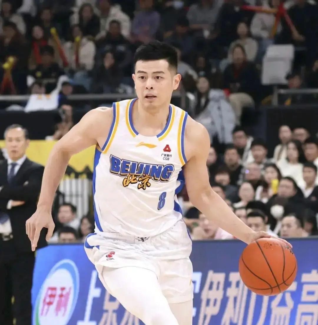 不地道！CBA方硕自述去NBL真相，18年换不来体面，明确不给他合同
一纸租借公告出来，很多北京球迷的第一反应不是“又走一个”，而是心里先空了一下。方硕这个名字，对北京首钢来说已经不是普通球员了，18年，8号球衣，关键时刻顶上去的那种熟悉感，早就成了很多人看球记忆的一部分。可现在摆在眼前的，是老将状