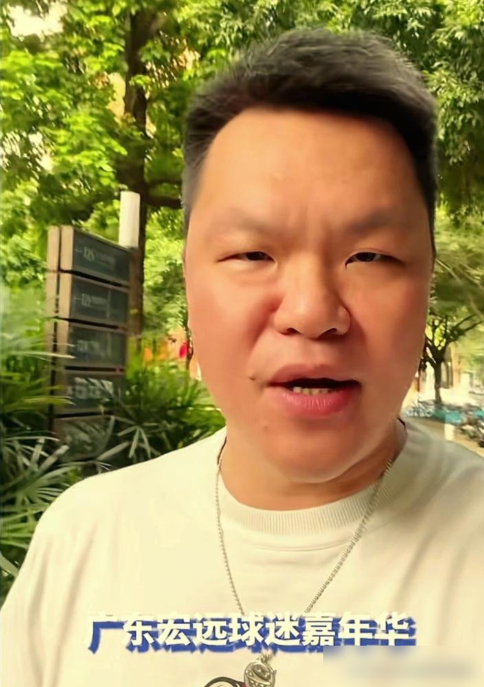 朱芳雨突然出现在宏远嘉年华，全场老球迷直接炸了。
不是以总经理身份，是荣誉顾问。他给胡明轩颁“三分王”，俩人往那一站，老一辈的回忆全勾起来了。场下欢呼声比颁奖还响。
就在三天前，他还在体测现场当技术督导，盯着宏远全队跑折返。再往前翻他社媒，刚骂完中国男篮：“结果不会陪任何人演戏。”
从总经理到