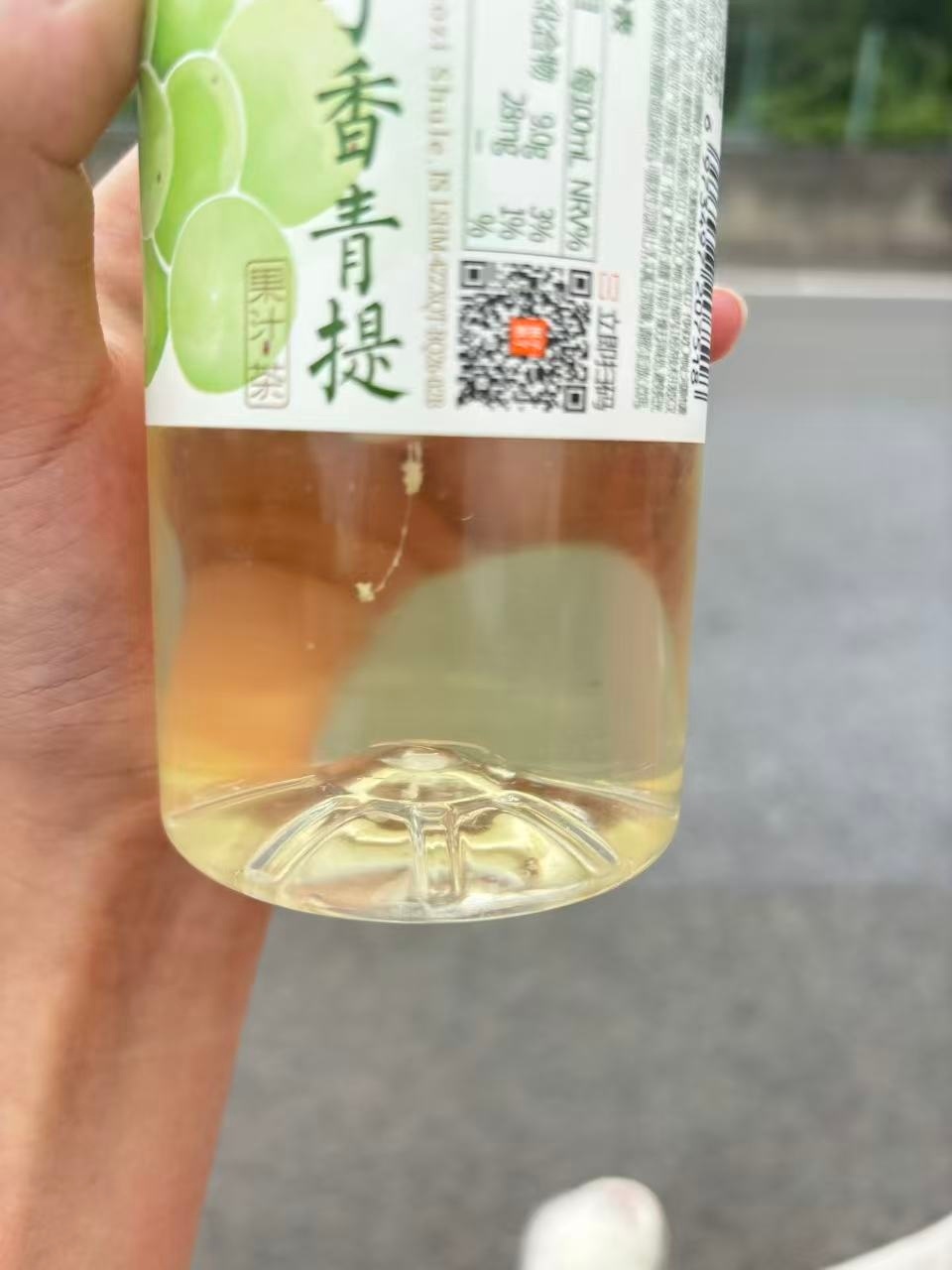 #赵一鸣零食# 缺斤少两都不是很大的问题了？！只是消费者亏点小钱，但是饮料里面出现异物是什么鬼，妈耶，就是太相信资本了，匡匡炫，其实主要是当时太渴了，后面我妹才发现有东西#周杰伦代言赵一鸣零食# 明星选品还是要慎重啊，虽然我当时也趁是他代言的，经常光顾零食店。有点拉肚子，不会有啥问题吧 ​