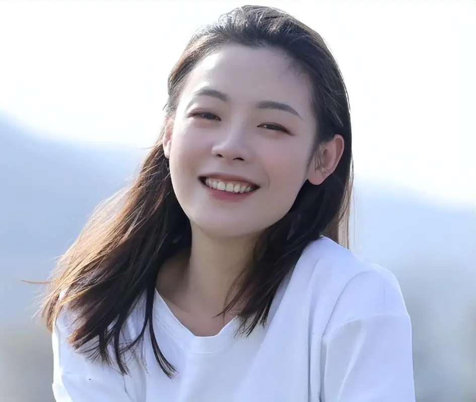 能唱流行能演话剧拍电影，陈丽君的根依旧在越剧舞台 
 
看完今年湾区升明月晚会，给我最大的意外就是陈丽君。不是意外她唱得有多好，而是戏曲演员的功底，放到流行晚会舞台上，居然这么合适。
 
很多人听完她唱《荣耀》，都说这首歌对她来说难度不高。这话没错，对比她日常越剧舞台的表演，一边做大幅度身段动作一边