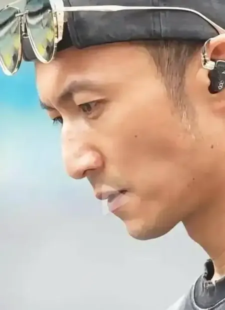 王菲李维嘉只是纯粹朋友姐妹情
那英演唱会上王菲靠在李维嘉肩头的画面曝光后，不少人难免多想，其实二人只是多年纯粹的朋友情谊。

李维嘉本身就是王菲的老粉，一直保持着分寸感，早年还刻意和偶像保持距离，不愿打扰对方私生活。这次包厢里的亲密举动，不过是老友相聚的放松状态，没有暧昧拉扯，只是成年人之间自然的相