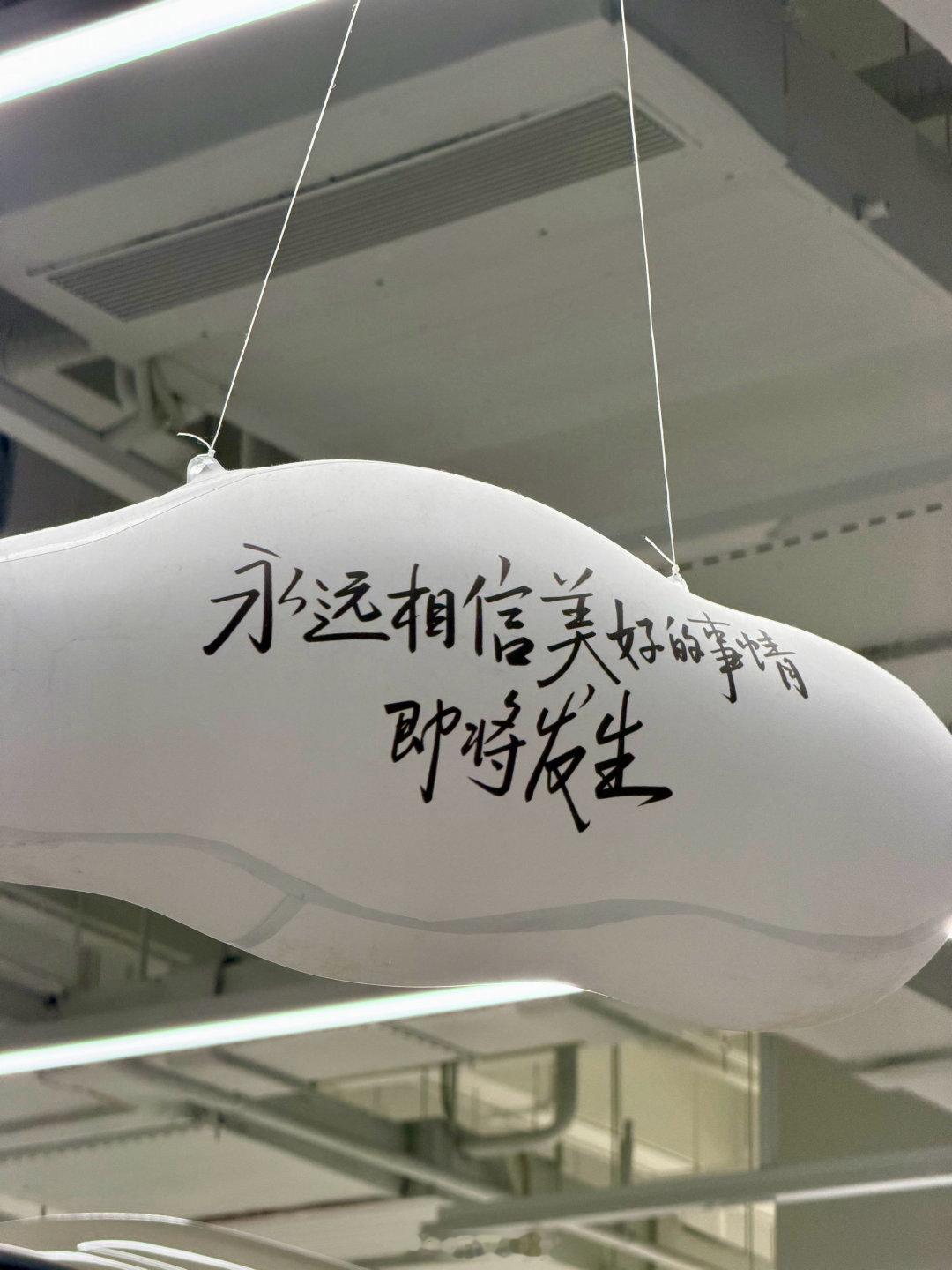 圆一个小时候的梦想，以前喜欢在家里树上做“树屋”睡觉。现在有小米澎程N90 Max 探索版“车屋”。探索探索打造一个移动工作室～
（提那么多台车，第一次见交付员全程戴白手套服务，仪式感满满。👍）
#小米澎程N90Max探索版#  ​