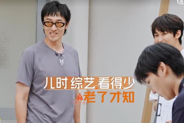 不太明白，为什么王传君部落《请我不改》舞台，没有拿下第一？

究竟是哪里不太完美吗？

从王传君的结果来看，他已经尽力了。

要知道，王传君部落的四位艺人太用心了。

王传君请教周深，他就是想为部落的火力值带来更多加分。

没想到，当《披荆斩棘》第二次公演的结果公布后，答案居然是出人意料。

张彬彬