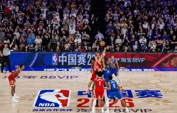 篮网中国赛最高票价卖到219999元，曾凡博两场比赛总共打了10分06秒，第二场坐满48分钟，一秒没上。
2025年10月10日，澳门威尼斯人综艺馆，篮网对太阳第一场。曾凡博上场10分06秒，0次出手，0分，1次抢断，3次犯规，正负值-15。10月12日第二场，篮网111比109险胜太阳，曾凡博全场
