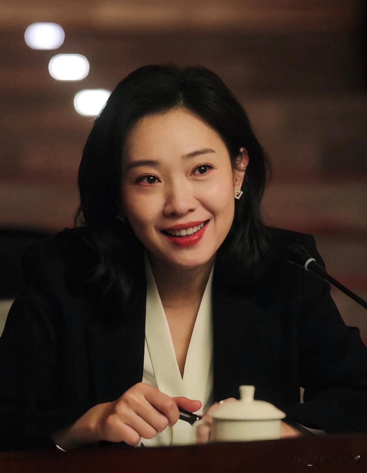 1. 王佳佳和雷佳音、于和伟、宋佳是同一个表演圈子里的，当初捧这几位的资源方，这两年在主推她，后续有机会冲击含金量不错的奖项。

2. 黄子韬借着前段时间的热度直播带货，销量很不错。能吃他风格的路人不算多，但留下来的粉丝粘性很强，复购意愿高。

3. 网传鹿晗打算全面回归内娱，还计划尝试直播 ​